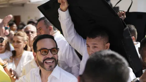 Presidential candidate Abelardo de la Espriella of the Defenders of the Motherland movement depart a polling station after voting during the presidential election in Barranquilla, Colombia, Sunday, May 31, 2026.