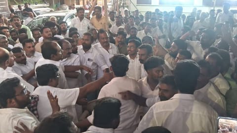 Supporters of EPS and Velumani broke into a quarrel in Pollachi