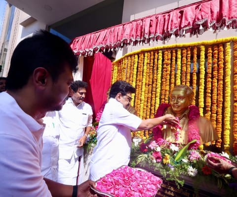 Stalin pays floral tributes to MK Karunanidhi after inaugurating renovated DMK youth wing headquarters on Wednesday