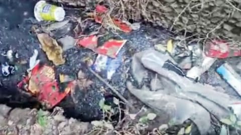 Waste blocking sewage flow in
Thangaraj Nagar in Perungalathur