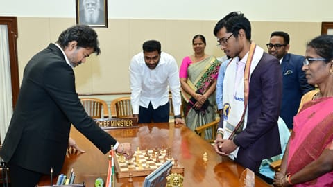 CM Vijay plays chess with Praggnanandhaa