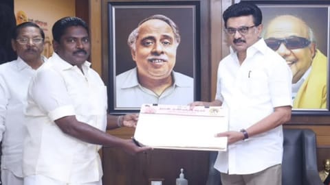 P Benjamin joins DMK along with his supporters