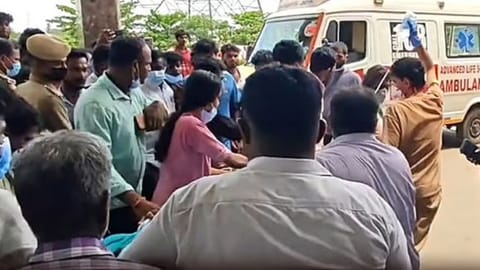 Workers are admitted in the hospital due to the ammonia gas leak