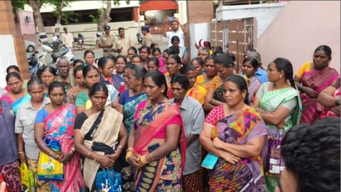 Cleanliness workers from the Pugalur Municipality in Karur protesting against wage discrepancies.