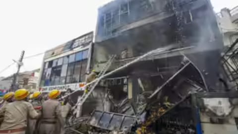 Lucknow fire: LDA issues
demolition notice for Aliganj building