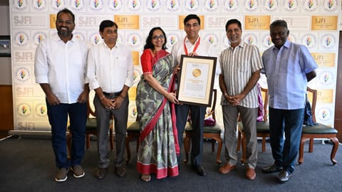 Viswanathan Anand (C) receives the Sports Journalists' Federation of India medal