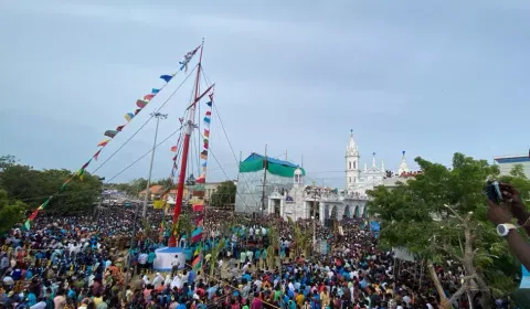 Devotees witnessing the flag hoisting for the annual festival of Our Lady of Snow Basilica in Thoothukudi on Wednesday