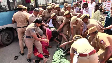 Police personnel evicting protesting kin of slain BJP functionary from Tiruchendur Road in Tirunelveli on Thursday (N Hariharan)
