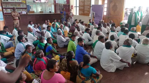 Farmers staging protest inside Tiruchy Collectorate