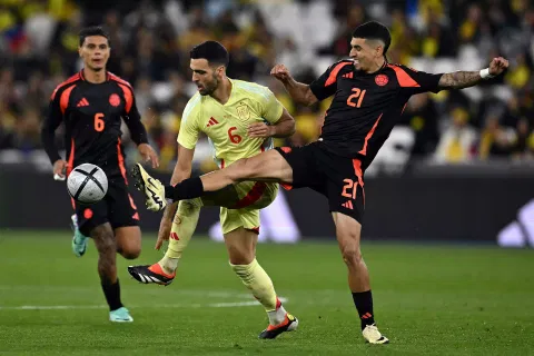 Goalscorer Daniel Munoz (R) challenges for the ball with Mikel Merino