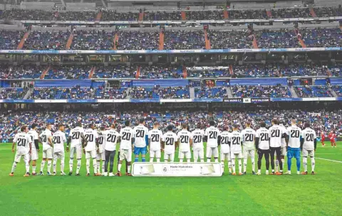 Real Madrid’s players wear the jersey of Vinicius Junior in the match against Rayo Vallecano.
