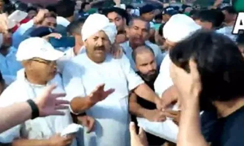 BKU national president with protesting wrestlers 