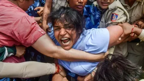 Wrestler Sakshi Malik being detained by police during wrestlers' protest march towards new Parliament building
Read more at: https://www.deccanherald.com/national/north-and-central/we-have-not-stepped-back-keep-supporting-us-sakshi-malik-1223170.html