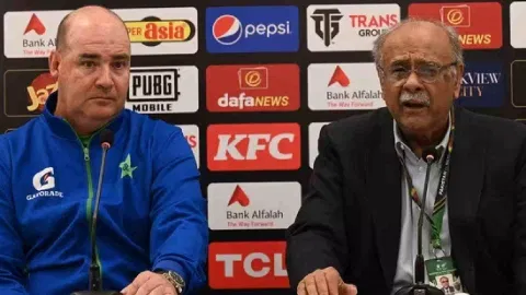 Pakistan's former head coach Mickey Arthur (L) and Pakistan Cricket Board's management committee chairman Najam Sethi (AFP)