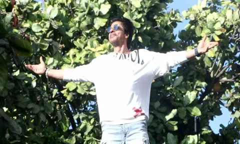 Shah Rukh Khan outside Mannat (ANI)