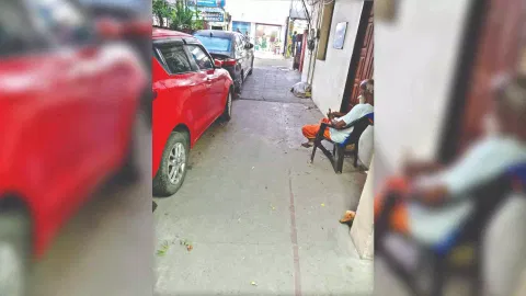 Picture of floor level, which is much lower than the road in T Nagar