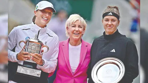 French Open winner Iga Swiatek (left) with former championChris Evert (centre) and runner up Karolina Muchova
