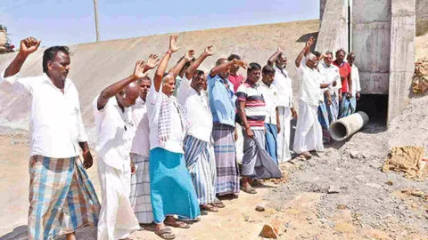 Farmers staging a stir at head of an irrigation drain of Grand Anicut canal in Thanjavur on Thursday