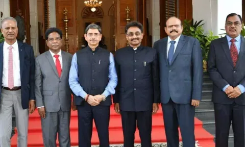 TN Governor RN Ravi administered the oath of office to Shakeel Akhter as State Chief Information Commissioner. (Twitter/@DrMdJawaid1)