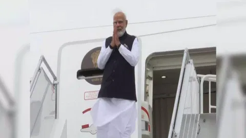 Prime Minister Narendra Modi at the airport, leaving for Washington DC(Photo: ANI)