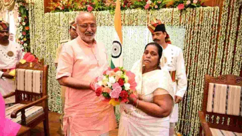 Governor CP Radhakrishnan with Former Jharkhand Minister Jagarnath Mahto's wife Bebi Devi. (Photo: Twitter/@CPRGuv)
Read more at: https://www.deccanherald.com/national/east-and-northeast/bebi-devi-takes-oath-as-minister-in-jharkhand-1233459.html