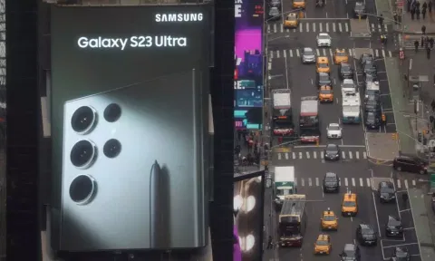 Traffic passes a Samsung Electronics Co digital billboard in the Times Square area of Manhattan in New York City (Photo: REUTERS)