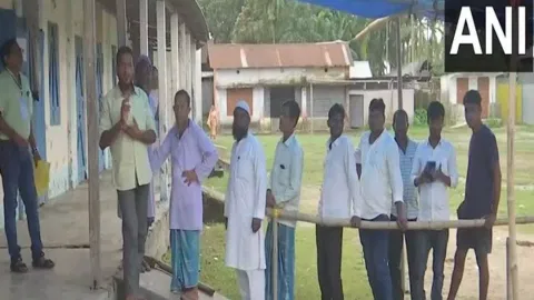 Voters in queue (Image credits: ANI)