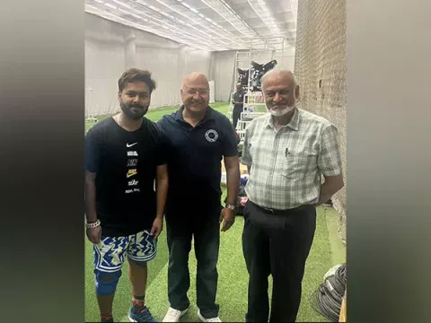 Rishabh Pant with DDCA officials (picture credit:ANI)