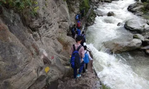 Pilgrims en-route to Shrikhand Mahadev in Kullu (ANI)