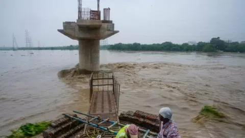 Yamuna water level drops to 206.02 m, situation yet to improve