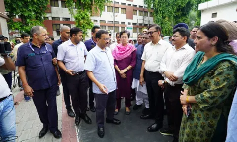 Arvind Kejriwal visits Mori Gate relief camp