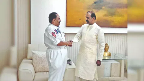 KT Kunjumon with Vairamuthu