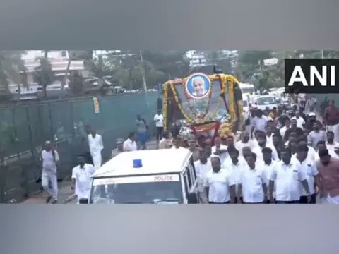 The mortal remains of Kerala CM Oommen Chandy being taken to his native place in Kottayam today