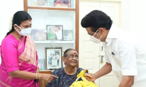  File Photo of MK Stalin with his mother Dayalu Ammal