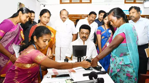 Stalin inaugurates registration of 'Kalaignar Magalir Urimai Thogai' scheme (Twitter)