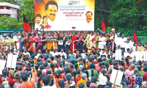 Mayor Sujatha Anandakumar leading the agitation in Vellore on Monday