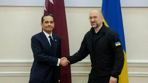 Ukrainian Prime Minister Denys Shmyhal and Qatari Prime Minister and Foreign Minister Sheikh Mohammed bin Abdulrahman bin Jassim Al Thani shake hands before a meeting (Photo: Reuters)