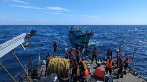 Pak Navy aids crew of Indian vessel stranded in Arabian Sea