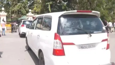 Opposition delegation reaches Raj Bhawan in Imphal 