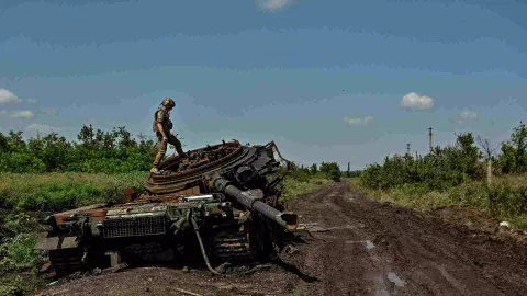 A Ukrainian serviceman inspects a destroyed Russian tank in the recently liberated village of Novodarivka, amid Russia's attack on Ukraine, in Zaporizhzhia region, Ukraine (Photo: Reuters)
