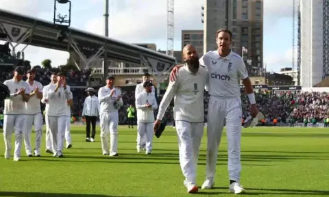  England's Stuart Broad and Moeen Ali are applauded off the field by their teammates after winning the test and drawing the series (Reuters) 