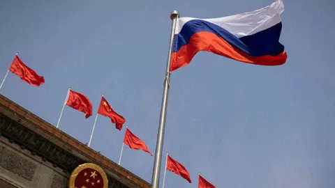 The Russian national flag flies in front of the Great Hall of the People. (Image: Reuters)