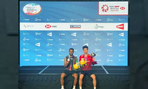 Indian badminton player HS Prannoy & China's Weng Hong Yang (IANS)