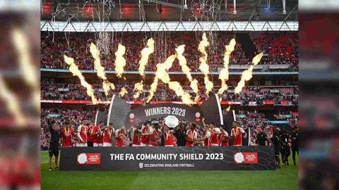 Arsenal with the FA Community Shield title (Photo- Arsenal FC Twitter)