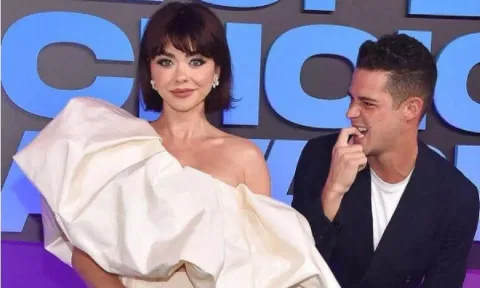  Sarah Hyland; Well Adams