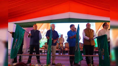 Delhi Lt Governor V K Saxena and Chief Minister Arvind Kejriwal on Tuesday flagged off 400 electric buses (Photo: X/@kgahlot)