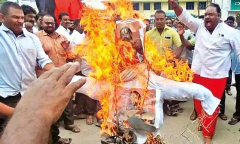DMK cadre burn effigies of the Ayodhya-based seer for placing Rs 10 cr bounty on Udhayanidhi at Gudiyattam on Tuesday