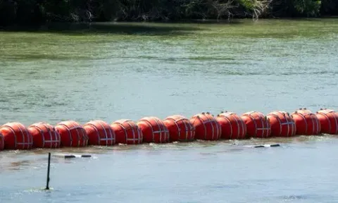 Floating barriers (Photo: IANS)