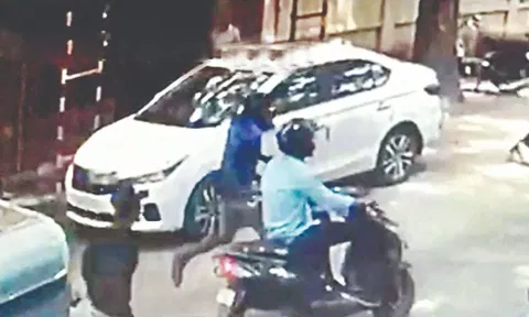 Video grab of the armed gang chasing the duo in a busy
area of Coimbatore