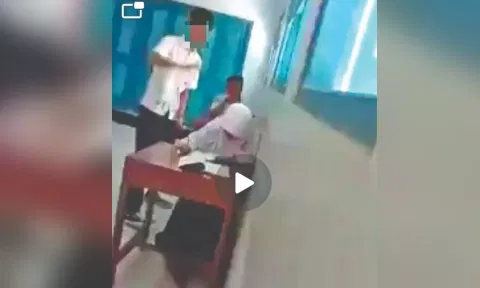 Screen grab of viral video
https://www.dtnext.in/news/truthexposed/detect-jihadi-did-not-stop-youth-from-waving-saffron-flag-737510